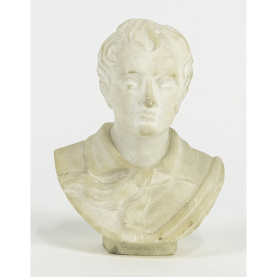 SLM 51760 - Figurin, liten byst av alabaster, Lord Byron, från Strängnäs