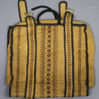 SLM 9292 - Väska med fickor, tillverkad av aidaväv och dekorerad med brunt ullgarn i bårder, tidigt 1900-tal