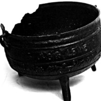 SLM 3831 - Rund gryta av gjutjärn, dekorerad och daterad 1813