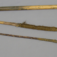 SLM 2685 1 - Slaga av trä, slagvalen lindad med hampsnören, från Vallsund i Bergshammar