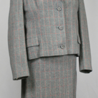 SLM 29080 1-3 - Dräkt, jacka och två kjolar av mörkgrått ylle med rött och grönt inslag, 1950-tal