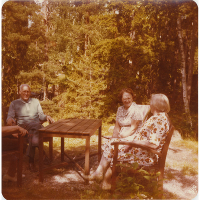 SLM P2022-1466 - Makarna Höglund med vänner vid trädgårdsmöblerna