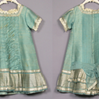SLM 12397 - Barnklänning av blågrönt linne, har sannolikt burits av Christina Gyllencreutz f. 1903