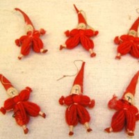 SLM 33246 1-6 - Sex garntomtar tillverkade av rött garn, julgranspynt
