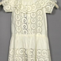 SLM 28403 - Flickklänning dekorerad med engelsk brodyr, från Ökna säteri i Floda socken