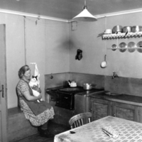 SLM R186-78-2 - Fru Ahlgren i köket år 1945