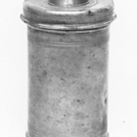 SLM 4335 - Kollektbössa, cylindriskt kärl med lock, av tenn