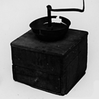 SLM 9528 - Kaffekvarn med låda av trä och vev
