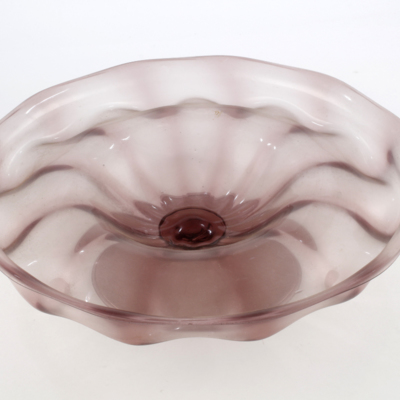 SLM 11283 - Fruktskål på fot, rosatonat glas, mjukt vågigt fat