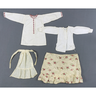 SLM 54713, 54719, 54722, 54744 - Dockkläder, särk, skjorta, kjol och förkläde, troligen 1930 - 40-tal