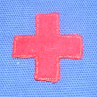 SLM 33513 1-2 - Märke, rött kors av flanell, från S:t Anna sinnessjukhus i Nyköping