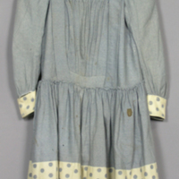 SLM 28273 - Flickklänning i vitt med blå prickar, från Ökna i Floda socken