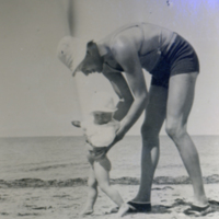SLM P12-866 - Far och dotter på stranden 1933