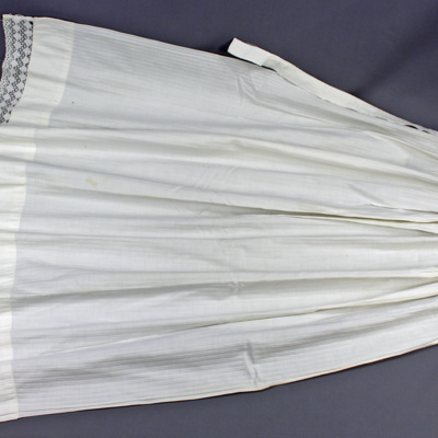 SLM 23000 - Förkläde av vitt bomullstyg, med spetskant