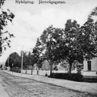 SLM P07-1884 - Vykort, Järnvägsgatan i Nyköping, tidigt 1900-tal