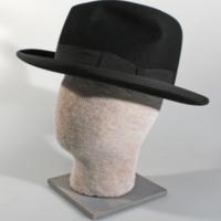 SLM 31905 - Hatt av svart felb, inköpt till en begravning, 1950-tal