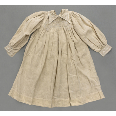 SLM 52547 - Flickklänning av linne prydd med smock, Tidigt 1900-tal