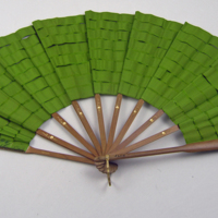 SLM 11759 7 - Solfjäder med ställ av dekorerat trä och blad av gröna sidenband