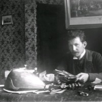 SLM M033140 - Bernhard Österman sittande vid sitt arbetsbord