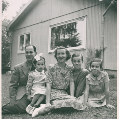 SLM P2015-626 - Familjen Wohlin vid sommarhuset i Trosa år 1947