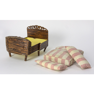 SLM 53086, 53087, 53092, 53093 - Utdragbar docksäng av målad kartong, med tillhörande bäddmaterial, tidigt 1900-tal