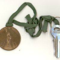 SLM 33957 - Rund nyckelring med bild på Frihetsgudinnan, Amerikaminne från 1955