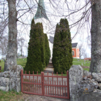 SLM D10-1136 - Fogdö kyrka, exteriör, den sydvästra ingången till kyrkogården.