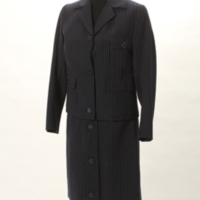 SLM 29093 1-2 - Dräkt, kjol och jacka, omsydd av tyg från en kostym på 1960-talet