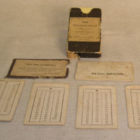 SLM 5160 - Spåkort med spelregler och tabeller i lila fodral, 1800-tal