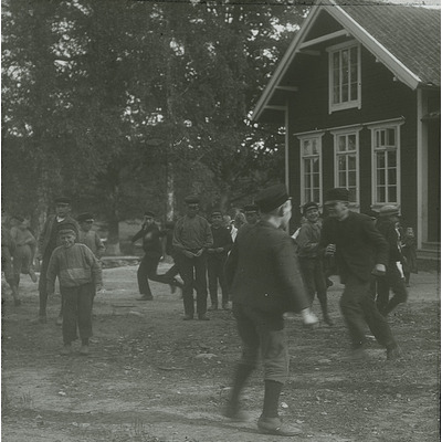 SLM DIA2022-0158 - Lekande barn på Nygårds folkskola, 1910