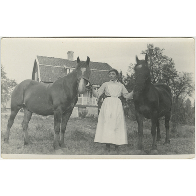SLM P2022-0564 - Kvinna med två hästar