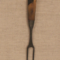 SLM 31550 - Gaffel med två klor och skaft med horninläggning, troligen 1700-tal
