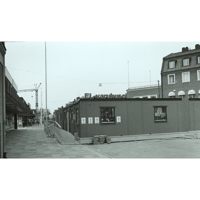 SLM SEM_AL/A8805-21 - Provisorisk barack på Trädgårdsgatan i Strängnäs.