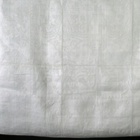 SLM 8435 - Servett av vit linnedamast, Bondevapen i hörnen