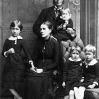 SLM R127-97-3 - Fredric och Sigrid Johnzon och deras fyra barn år 1885