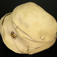 SLM 37116 - Hatt av beige yllefilt prydd med band och spänne, 1950-tal