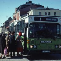 SLM SB13-690 - Passagerare kliver på en buss på Stora torget i Nyköping