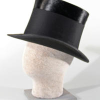 SLM 12570 1-2 - Hatt, cylinderhatt av svart silkesfelb och hattask, Paul U. Bergström, Stockholm
