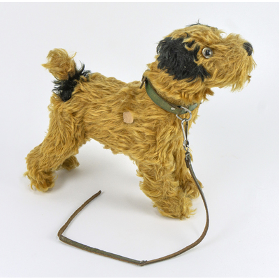 SLM 54926 - Leksakshund, terrier av teddytyg, med halsband av läder, troligen 1930-tal