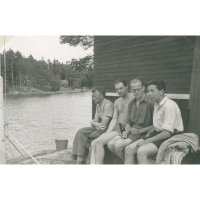 SLM P2018-0593 - Vänner i Oxelösund skärgård år 1942