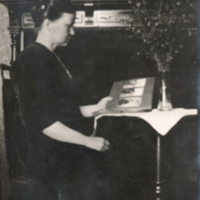 SLM P12-236 - Johanna Lundahl och fotoalbum, Stjärnfors, Stjärnhov 1920-30-tal.
