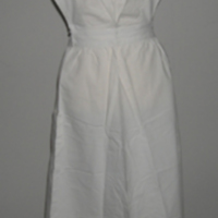 SLM 33570 2 - Hellångt förkläde med bröstlapp, av vit bomull