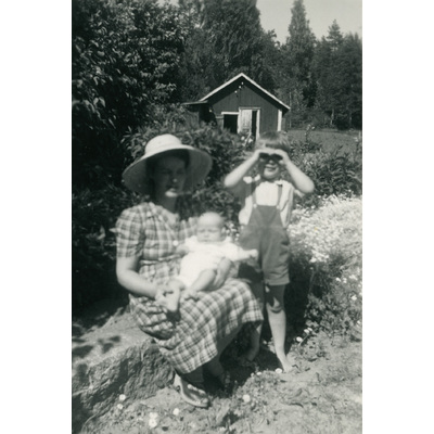 SLM P2022-1057 - Margherita, Marika och Henrik Tandefelt i en trädgård, 1940-tal