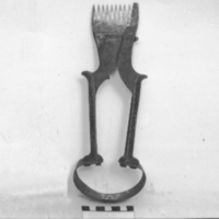 SLM 244 - Ullsax med kam med tio tänder, stämplad med en tupp