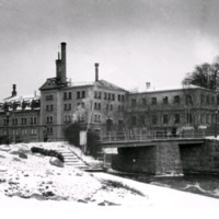 SLM M028573 - Korsbron, numera fiskbron, med bryggeriet i bakgrunden, Nyköping
