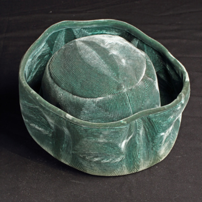 SLM 37184 - Hatt av grön sammet prydd med mönstersömmar och band, 1950 - 60-tal