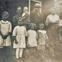 SLM X11-016 - Hulda och Erik Karlsson med sex av sina sju barn, Snickarstugan i Spånga på 1920-talet