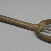 SLM 1115 - En ålderdomlig klack- eller skruvsporre med trissa, från Hovra gård