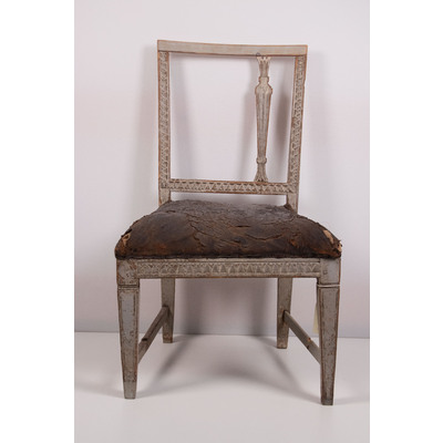 SLM 13899 - Gustaviansk stol med en lotusspjäla bevarad, skinnklädd sits