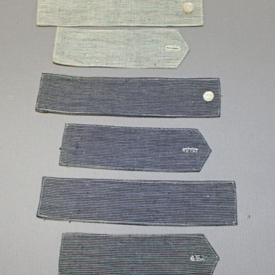 SLM 28366 - Förklädesstroppar av blåvitrandig bomull, från Ökna säteri i Floda socken